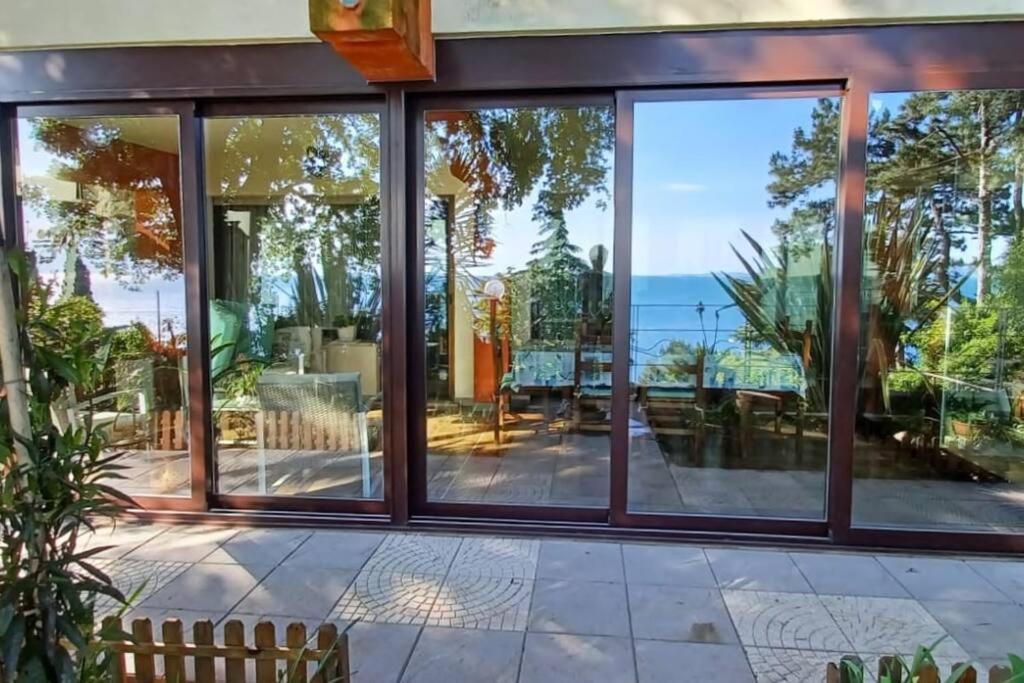 Brezza Marina - Appartamento In Villa Fronte Mare Трієст Екстер'єр фото