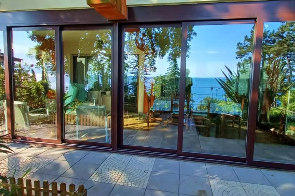 Brezza Marina - Appartamento In Villa Fronte Mare Трієст Екстер'єр фото